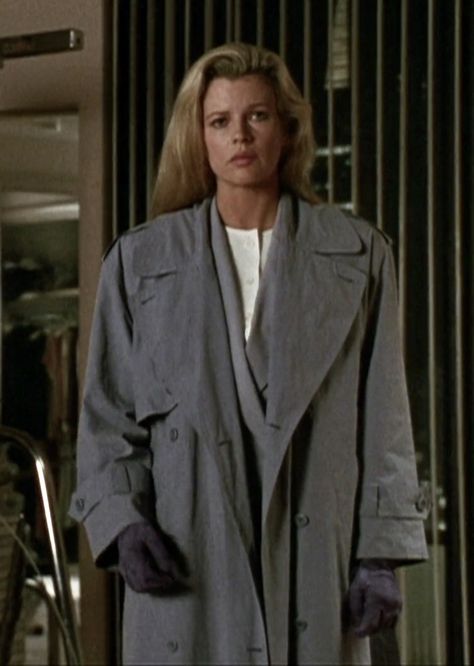 Kim Basinger as Heather Evans in "Final Analysis" (1992) Kim Basinger Final Analysis, Kim Basinger Style, Kim Basinger 80s, Boss Attire, Movie Villains, Chloë Sevigny, Kim Basinger, Winona Ryder, 90s Outfit