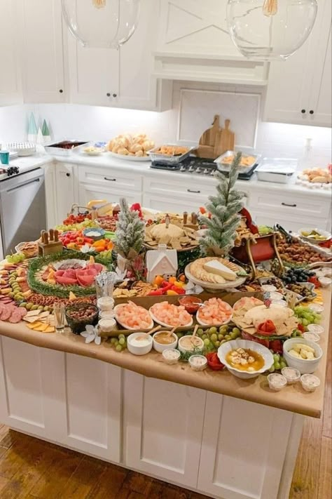 Family Christmas Event Ideas, Food For Company Christmas Party, Hosting Christmas Dinner Food Party Ideas, Brunch Holiday Party, Mom Christmas Party Ideas, Santa Brunch Decorations, Christmas Themed 30th Birthday Party, Friendmas Decor Ideas, Elegant Christmas Party Food