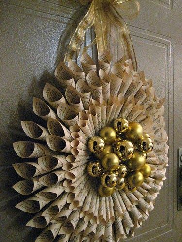 rolled-book-page-wreath-tutorial Rolled Paper Wreath, Paper Wreath Diy, Craft Paper Wrapping, Book Wreath, Sheet Music Crafts, Book Page Wreath, Old Book Crafts, Book Page Crafts, Paper Wreath