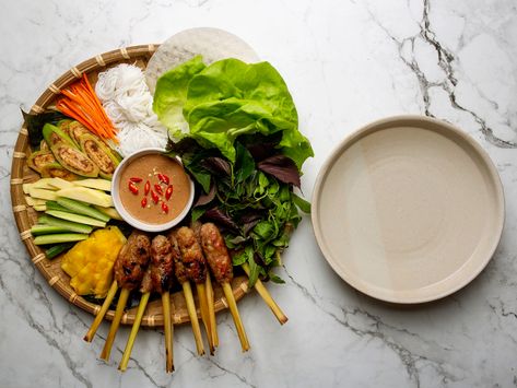 The platter, which varies from region to region, is a quintessential Vietnamese specialty. Lemongrass Pork, Vietnamese Rice Paper, Vietnamese Rice, Vietnamese Style, Pork Skewers, Beef Wraps, Rice Paper Rolls, Viet Food, Dried Bananas