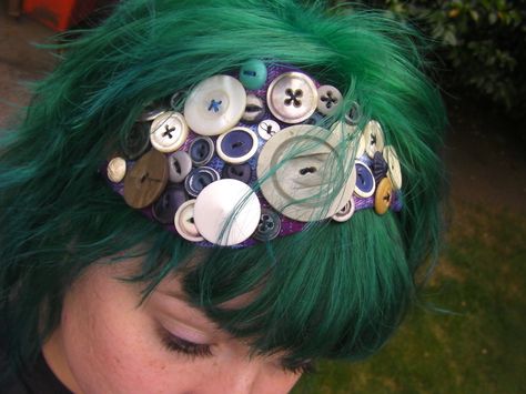 Button Headband  •  Make a button headband in under 80 minutes Upcycled Accessories, Button Headband, Diy Upcycle, Diy Buttons, Top Hats, Button Jewelry, Recycle Clothes, Button Crafts, Crafty Diy