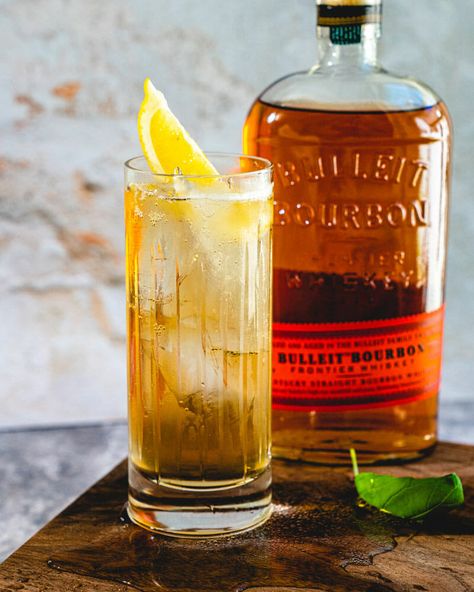 Here's how to make the classic whiskey highball: tall, bubbly, and all about the spirit! This cocktail is a refreshing way to enjoy your favorite whiskey. #whiskey #whiskeyhighball #whiskeydrink #whiskeycocktail #cocktail #highball Highball Recipe, Whiskey Highball, Ginger Ale Drinks, Ginger Ale Cocktail, Ginger Beer Cocktail, Highball Cocktail, Vodka Tonic, Cranberry Vodka, Bourbon Drinks