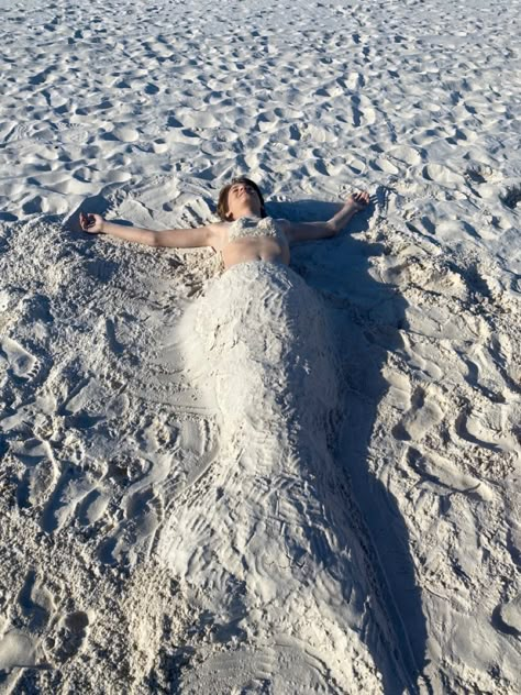 Beach merman made of sand Fun Beach Pictures, Pose For Photo, Hawaii Pictures, Summer Picture Poses, Beach Humor, Couple Pose, Caught On Camera, Cute Friend Pictures, Summer Plans