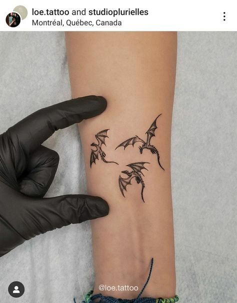 Throne Of Glass Wyvern Tattoo, Fourthwing Tattoos, Dragon Tattoo For Men Forearm, Dragon Hip Tattoos Women, Dragon Wrist Tattoo, Wyvern Tattoo, Besties Tattoos, 99 Tattoo, Dragon Tattoo Arm