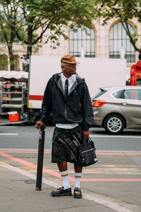 See Photos: The Best Street Style From the Spring 2022 Menswear Shows in Paris | Vogue Berlin Fashion Street, Paris Vogue, Paris Fashion Week Men, High Fashion Men, Black Men Street Fashion, Street Style Photos, Men Street Fashion, Paris Fashion Week Street Style, Paris Outfits