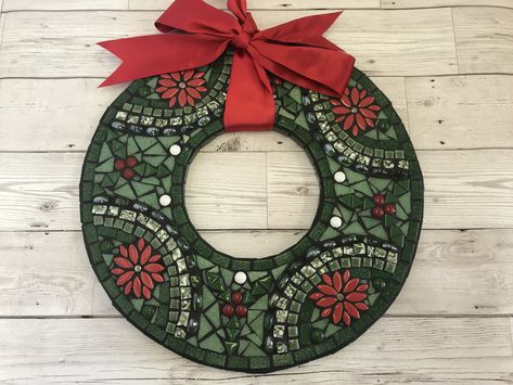 Xmas Mosaic Art, Mosaic Christmas Wreaths, Mosaic Christmas Wreath, Mosaic Wreaths, Christmas Mosaic Ideas, Mosaic Wreath, Mosaic Christmas Ornaments, Mosaic Christmas, Christmas Mosaics