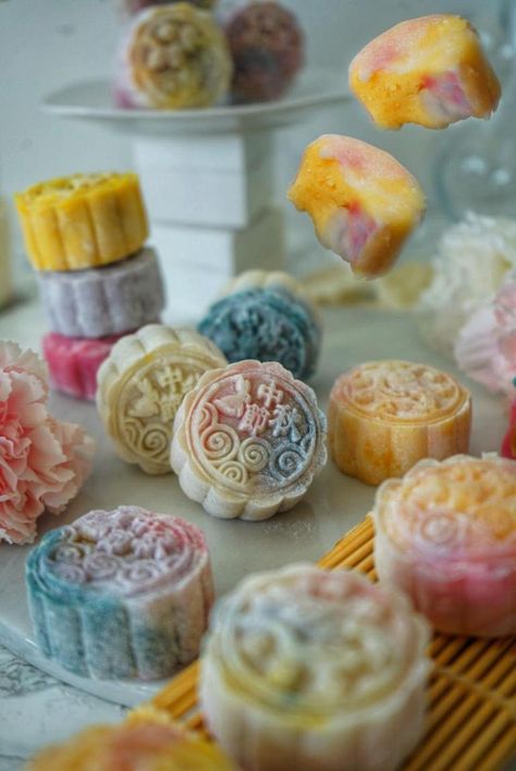 Colourful Snow skin mooncakes Recipe *NATURAL FOOD COLOURING* - Taste of Surprise Drinks Corner, Mooncake Recipe, Natural Food Coloring, Japanese Dessert, Mooncake, Moon Cake, Pretty Cakes, Pretty Food, Natural Food