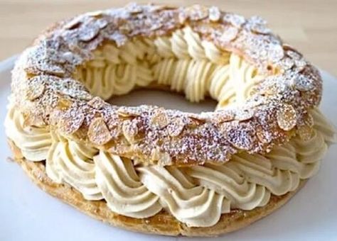 Paris-Brest is a pastry of French origin, shaped like a bicycle wheel, made of choux pastry filled with a praline mousseline cream, sprinkled with flaked almonds. Spatula Desserts, French Pastries Recipes, French Baking, Impressive Desserts, Hazelnut Praline, Paris Brest, French Patisserie, Choux Pastry, French Dessert