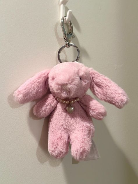 Jellycat Animal Plushie Bag Charm & Keychain | Jellycat Pink Bunny Bag Charm | Jellycat Bashful Tulip Bunny | Handmade Bead Pearl Necklace Clip on the Bashful Bunny Tulip Bag Charm and give your satchel some blush-berry sweetness. This supersoft bunny has long, lovely ears, so when you jog along, it looks like they're flying! May our little pink pal bring you warrens of luck.  - Jelly Cat London *Real Pearl Beaded Necklace - Removable *Jellycat Plushie Dimensions: 5.9in x 1.6in x 1.2in Sitting H Keychain Jellycat, Plushie Bag, Bead Pearl Necklace, Tulip Bag, Plushie Keychain, Bashful Bunny, Jellycat Bashful, Bunny Keychain, Jelly Cat