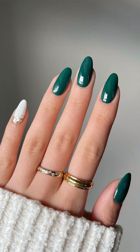 green and white nails, green nails 2022, trendy green nails Emerald Nails, Eye Glitter, Dark Green Nails, Winter Dance, Nagellack Trends, January Nails, Green Nail Designs, Easy Nails, Smink Inspiration