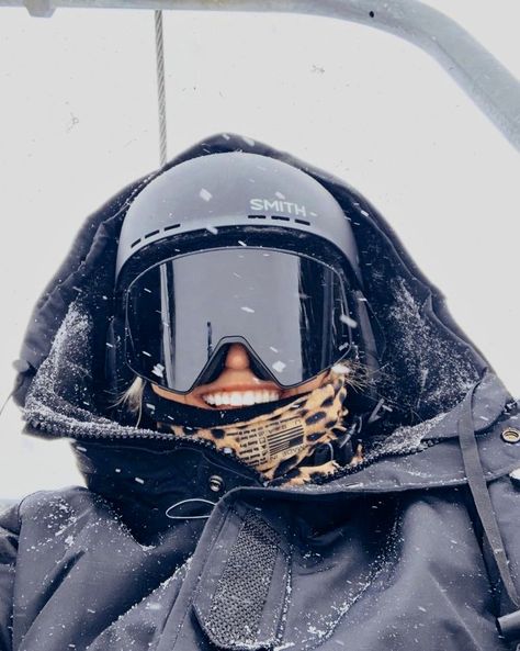 Black Ski Goggles, Snowboarding Pics, Girls Ski Trip, Snowboarding Pictures, Snowboarding Aesthetic, Ski Fits, Ski Pics, Ski Pictures, Ski Aesthetic