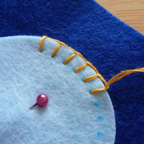 Blanket stitching sewing around a circular piece of felt fabric Blanket Stitches Embroidery, How To Blanket Stitch By Hand, Whip Stitch Sewing, Blanket Stitch Embroidery Motifs, How To Blanket Stitch, Embroidery Blanket Stitch, Applique By Hand, Blanket Stitch Applique, Sewing Stitches By Hand