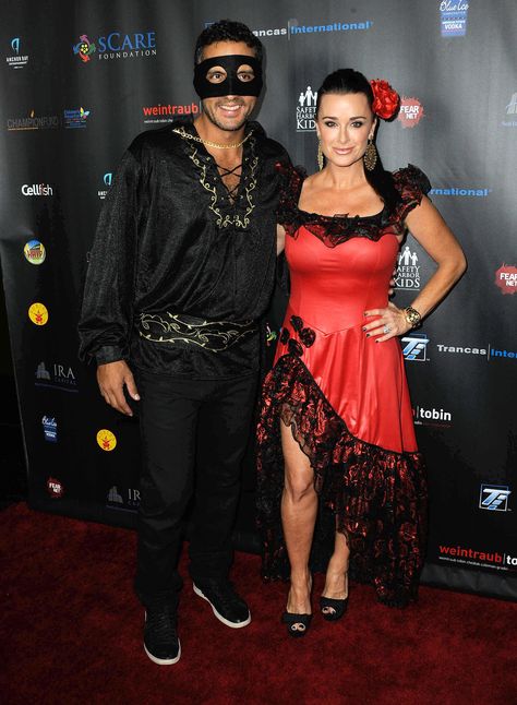 Mauricio Umansky and Kyle Richards as Zorro and Elena Zorro And Elena, Chucky And His Bride, Zorro Costume, Celebrity Couple Costumes, Easy Couples Costumes, Couples Halloween Costumes, Khloe Kardashian And Tristan, Best Couples Costumes, Best Friend Halloween Costumes