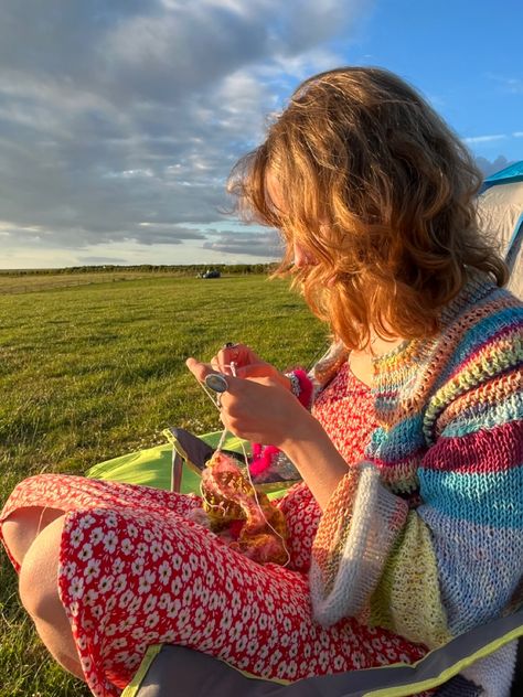 Crochet Summer Aesthetic, People Crocheting Aesthetic, Reading And Crocheting Aesthetic, Crochet Beach Aesthetic, Cottagecore Knitting Aesthetic, Chrochet Girl Aesthetic, Aesthetic Marauders, Knitting Aesthetic, Granola Girl