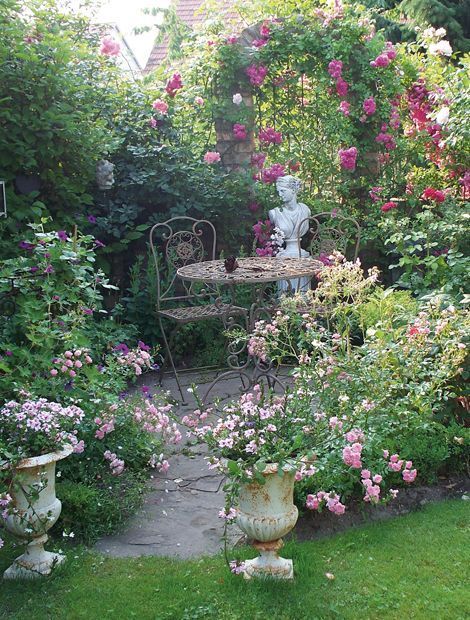 Garden Sitting Areas, Cottage Garden Design, Have Inspiration, Romantic Garden, Gorgeous Gardens, Courtyard Garden, Garden Cottage, Country Gardening, Small Gardens