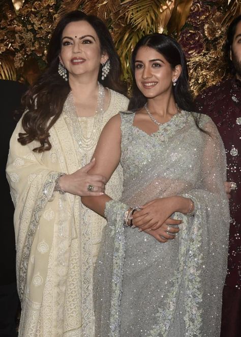 Radhika Merchant, Nita Ambani, Sarees For Girls, Bridesmaid Saree, Velvet Dress Designs, Fancy Sarees Party Wear, Traditional Indian Dress, Indian Saree Blouses Designs, Pakistani Fashion Party Wear