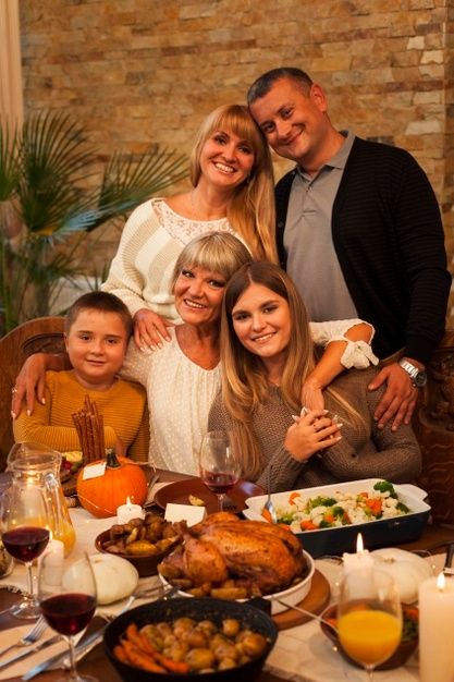 Medium shot happy family posing together. Download it at freepik.com! #Freepik #freephoto #food #family #thanksgiving #autumn Family Thanksgiving Pictures Photo Ideas, Thanksgiving Pictures Family, Family Dinner Pictures, Thanksgiving Family Pictures, Thanksgiving Family Photos, Thanksgiving Instagram, Turkey Plates, Fake Insta, Friend Groups