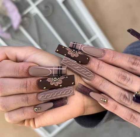 Brown Nails Design, Thanksgiving Nail, Gold Nail Designs, Fall Nail Art Designs, Sweater Nails, Swarovski Nails, Gold Nail, Nails Design With Rhinestones, Fall Acrylic Nails