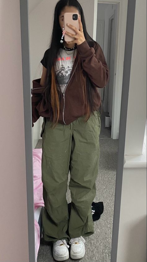 Green Parachute Pant, Army Green Parachute Pants Outfit, Styling Army Green Pants, Army Pants Aesthetic, Dark Khaki Cargo Pants Outfit, Olive Cargos Outfit, Army Green Outfit Aesthetic, Outfits With Army Green Pants, Tan Pants Outfit Aesthetic