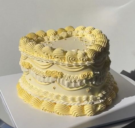 Golden Yellow Cake Design, Peach Colored Wedding Cake, Pastel Yellow Wedding Cake, Yellow Aesthetic Cake, Yellow Aesthetic Birthday, Heart Lambeth Cake, Yellow Cake Designs Birthday, Yellow Heart Cake, Vintage Piping Cake