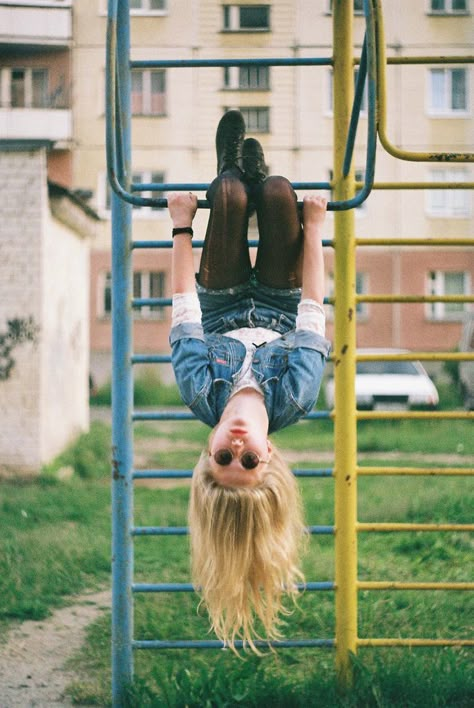 spontaneous stop at the playground Rauch Fotografie, Hanging Upside Down, Hipster Girls, Shotting Photo, Tumblr Pics, Photos Tumblr, Tumblr Photography, Trik Fotografi, Break Dance