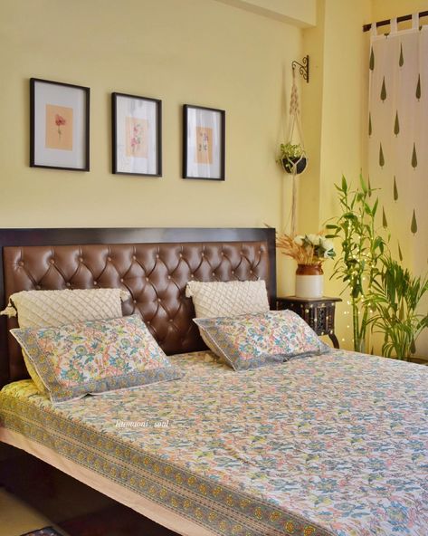 Bedroom Ideas Indian Style, Brown Bedrooms, Watercress Recipes, Room Color Combination, Colorful Room Decor, Indian Living Room, Indian Room Decor, Indian Bedroom Decor, Bedroom Decor For Small Rooms