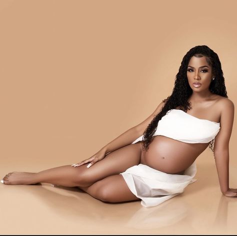 Cute Maternity Pictures Black Women, Maternity Photo Ideas Black Women, Tan Photoshoot, Photoshoots Outside, Photo Shoot Ideas For Pregnant Women, Simple Maternity Outfits Photo Shoot, Maternity Photoshoot Black Women, Maternity Photos Black Women, Sheet Maternity Pictures