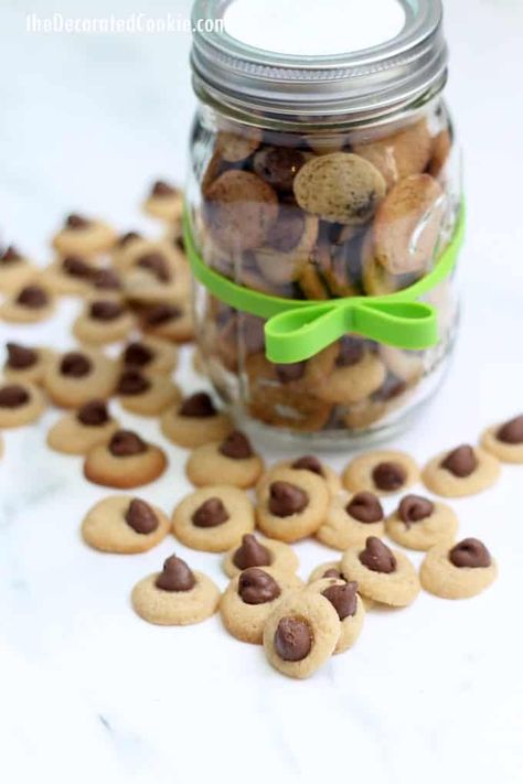 Mini chocolate chip cookies packaged in mason jars are a cute homemade gift idea. These cookies are teeny, tiny, bite-size chocolate chip cookies. #chocolateChipCookies #recipe #minicookies #masonjar Sleepover Fun, Mansion Rooms, Cookies Packaging, Biscuits Packaging, Mini Chocolate Chip Cookies, Bread Packaging, Ultimate Cookies, Baking Packaging, Dessert Packaging