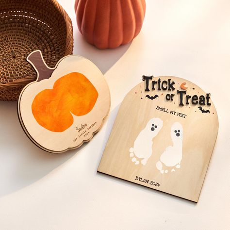 🎃 Boo-tiful deals await! Our Halloween sale is live with 50% off all kids' items! 👻 Grab your spooky goodies before they disappear at the end of the month! 🎉🕸️ 👣 Capture the Magic of Your Baby's First Halloween with Our Spooky Set! 🎃 This adorable duo includes two personalized keepsakes: a "Trick or Treat - Smell My Feet" footprint sign and a "Little Bumpkin" bumprint sign. These charming keepsakes are perfect for commemorating your baby's first Halloween and make wonderful gifts for new p Baby First Halloween Crafts, Halloween Duo, Baby Art Crafts, Halloween Arts, Halloween Duos, Baby Crafts Diy, Keepsake Crafts, Halloween Wood Crafts