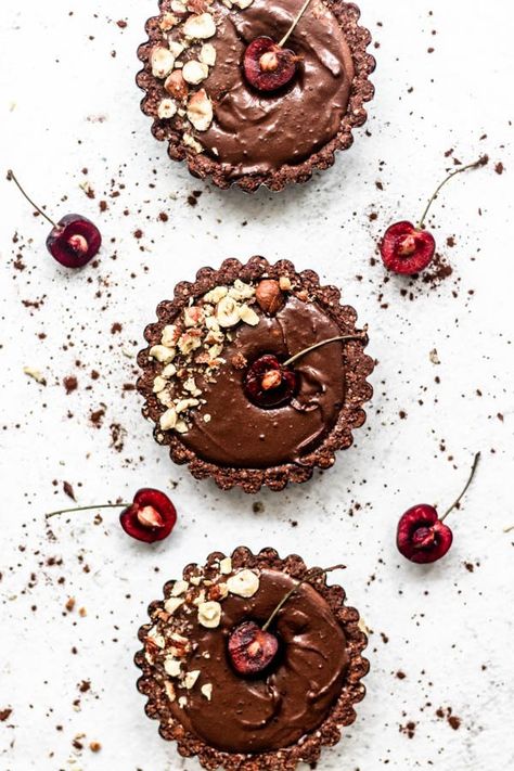 Chocolate cherry tartlets - LIVHUWANI #chocolatecherrycake #chocolatecherryrecipes #cherry #cherrytartlets #toprecipes #bestrecipes #chocolatecake Cherry Tartlets, Chocolate Tartlets, Mini Tartlets, Chocolate Cherry Cake, Tarts Crust, Fresh Cherries, Agave Syrup, Raw Cacao, Chocolate Filling