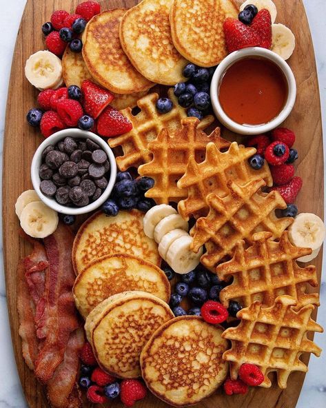 Chips Charcuterie Board, Brunch Charcuterie Board, Brunch Charcuterie, Valentines Brunch, Easy French Toast Recipe, Dessert Waffles, Waffle Maker Recipes, Breakfast Platter, Breakfast Waffles