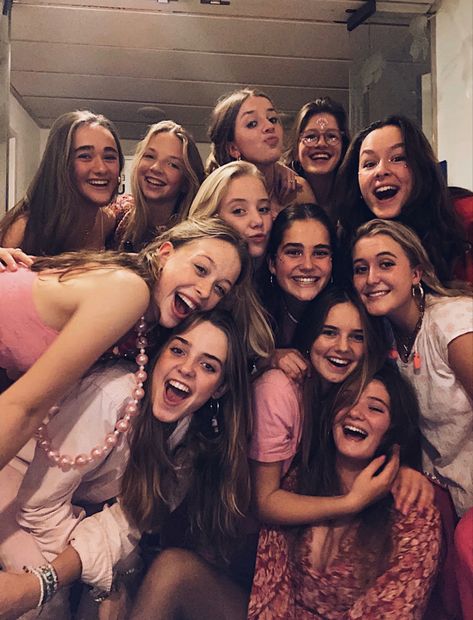 Friend Hangout, Abc Party Costumes, National Girlfriend Day, Friend Group Pictures, Girlfriends Day, Army Wives, Go Best Friend, Group Of Women, Idea Birthday