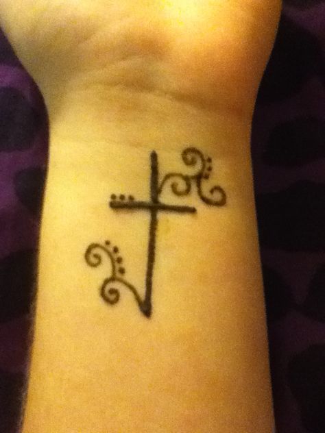 Cross henna!! Cross Henna Tattoo, Easy Leg Henna Designs, Small Tattoos Easy To Draw, Henna Tattoo Designs Cross, Henna Christian, Henna Cross Designs, Henna Designs Easy Finger, Hanna Design Simple, Cross Henna Designs