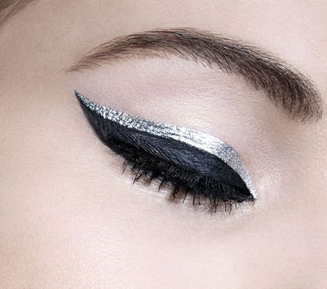 How to Apply Dramatic Colorful Eyeliner - Pretty Designs Metal Eye Makeup, Chrome Eyeliner, Colorful Eyeliner, Khol Eyeliner, Metallic Eyeliner, Eyeliner Tips, Eyeliner Designs, Makeup 2018, Eyeliner For Beginners