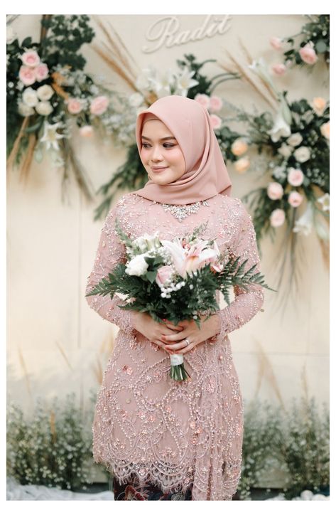 Foto Engagement Hijab, Pose Tunangan, Engagement Hijab, Engagement Dress Hijab, Pose Lamaran, Dress Nikah, Pose Pengantin, Kebaya Lamaran, Dress Brokat Modern