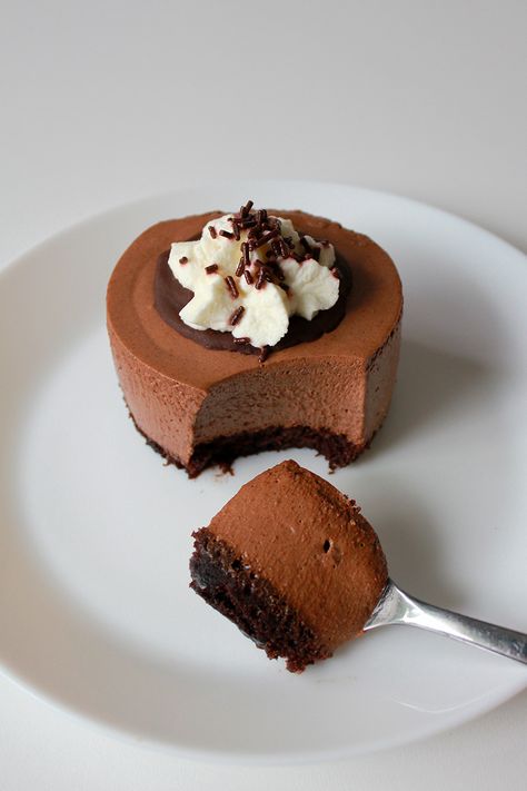 Eggless Chocolate Mousse Cake - Oh Sweet Day! Blog Eggless Mousse Cake, Mini Chocolate Mousse Cake, Cake Beginners, Eggless Chocolate Mousse, Espresso Mousse, Cake Mirror, Chocolate Mousse Cake Recipe, Mousse Cake Recipe, Raw Eggs