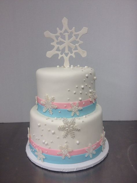 Winter themed gender reveal cake with snowflakes. Cake by TracyCakesAR Snowflake Gender Reveal Cake, Winter Themed Gender Reveal Ideas, Christmas Gender Reveal Cake, Gender Reveal Ideas For Party Theme Winter, Winter Themed Gender Reveal, Winter Gender Reveal, Gender Reveal Diy, Gender Reveal Food, Baby Reveal Cakes