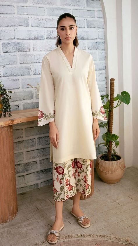 Pakistani Kurti Pattern, Pakistani Kurta Set, Trending Summer Nails, Simple Kurta Designs, Latest Dress Design, Casual Indian Fashion, Salwar Kamiz, Pakistani Fancy Dresses, Wedding Mehndi