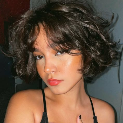 French Bob Curly Hair, 70s Short Hair, Hair Goals Curly, Hair Ideas Curly, Stacked Haircut, Beauty Mood Board, Hair Y2k, Curly Hair Goals, Make Up Aesthetic