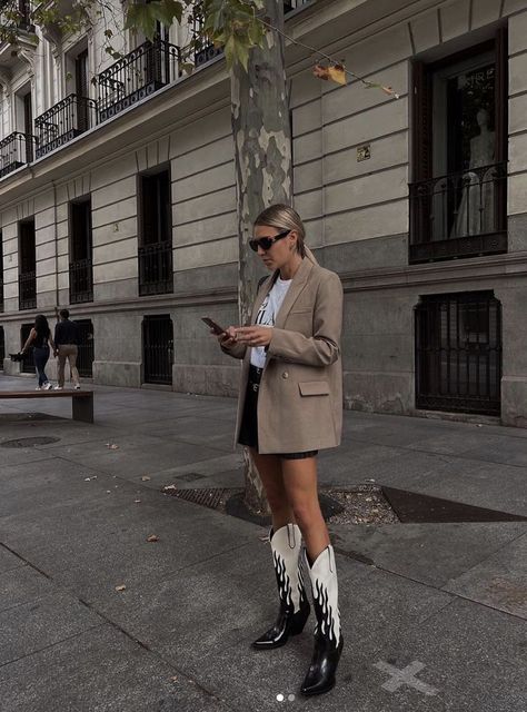 instagram: verozamarriego | inspo, outfit | zara cowboy boots Texas Day Outfits, Ways To Style Cowboy Boots, Zara Cowboy Boots Outfit, Cowboy Boot Street Style, Cowboy Boots And Hat Outfit, Cowboy Boot Winter Outfit, Outfit Botas Cowboy Mujer, Cowboy Boots Outfit 2023, Zara Winter Boots