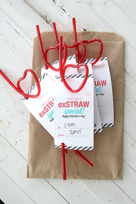 Cute and cheap! Love these Valentine's Day cards using straws from the dollar store! Candy Free Valentines, Cute Valentines Day Cards, Straw Valentine, Pinterest Valentines, Valentinstag Party, Class Valentines, Preschool Valentines, Valentine's Ideas, Valentines Printables Free