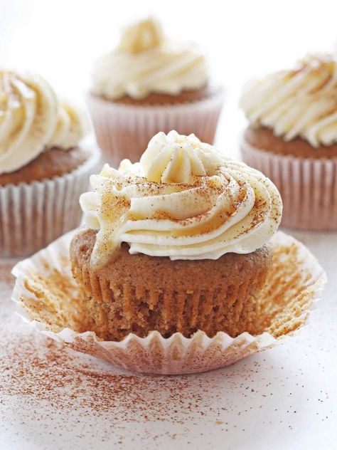 Cocktail Cupcakes: Buttered Rum Cupcakes are a boozy dessert treat infused with spiced rum and topped with spiked buttercream frosting | Recipe by @haleydwilliams Spiced Cupcakes, Rum Cupcakes, Cupcakes From Scratch, Cocktail Cupcakes, Rum Butter, Cake Mix Cupcakes, Boozy Cupcakes, Buttered Rum, Boozy Desserts