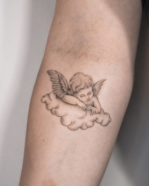 M I R I A M A N D R E A on Instagram: “sleeping angel🖤⠀⠀⠀⠀⠀⠀⠀⠀⠀ •⠀⠀⠀⠀⠀⠀⠀⠀⠀ •⠀⠀⠀⠀⠀⠀⠀⠀⠀ •⠀⠀⠀⠀⠀⠀⠀⠀⠀ #tattoo #finelinetattoo #peonytattoo #cherub #angeltattoo #babyangel…” Sleeping Angel Tattoo, Cherub Tattoo Designs, Angel Tattoo For Women, Tattoo Main, Angle Tattoo, Cupid Tattoo, Heaven Tattoos, Cherub Tattoo, Floral Thigh Tattoos