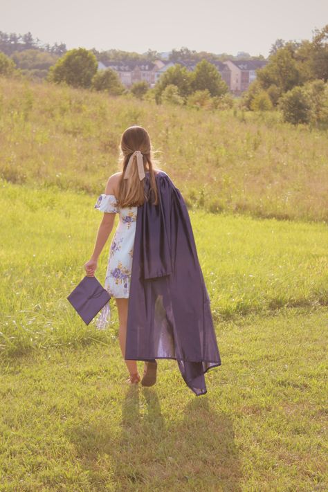 Senior Photoshoot Poses Cap And Gown, River Graduation Pictures, Graduation Pictures Flower Field, Graduation Pictures Forest, Traditional Senior Pictures, Senior Photoshoot Ideas Cap And Gown, College Graduation Pictures Nature, Graduation Pictures In Nature, Aesthetic Grad Pics