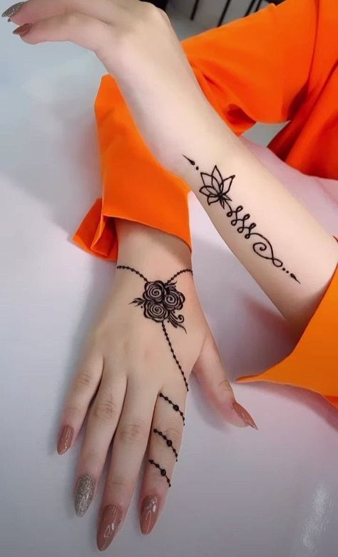 Henna Style Tattoos, Henna Designs Wrist, Henna Inspired Tattoos, Tato Henna, Finger Tattoo For Women, Henna Tattoo Hand, Henna Tattoo Designs Hand, Simple Henna Tattoo, Simple Mehndi Designs Fingers