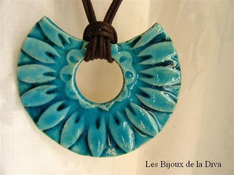 Collar cerámica azul Ceramic Jewerly, Ceramic Bead Jewelry, Ceramic Necklace, Hand Built Pottery, Polymer Jewelry, Porcelain Jewelry, Ceramic Pendant, Pottery Designs, Ceramic Jewelry