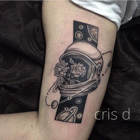 #noface cosmonaut for Idgie (c) @cristiandouglastattoo Belo Horizonte MG Brazil Space Inspired Tattoos, Astronaut Tattoo, Saved Tattoo, Planet Tattoos, Meaningful Tattoos For Women, Inspired Tattoos, Theme Tattoo, Facial Tattoos, Small Meaningful Tattoos