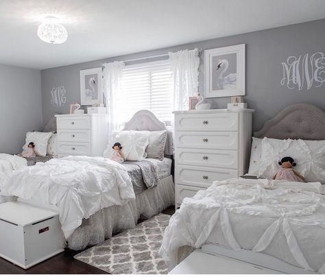 Three bed bedroom Two Full Size Beds In One Room, 3 Person Bedroom, Twin Girl Bedrooms, Sister Bedroom, Sharing A Room, Shared Girls Room, Shared Girls Bedroom, Kids Interior Design, Classy Bedroom