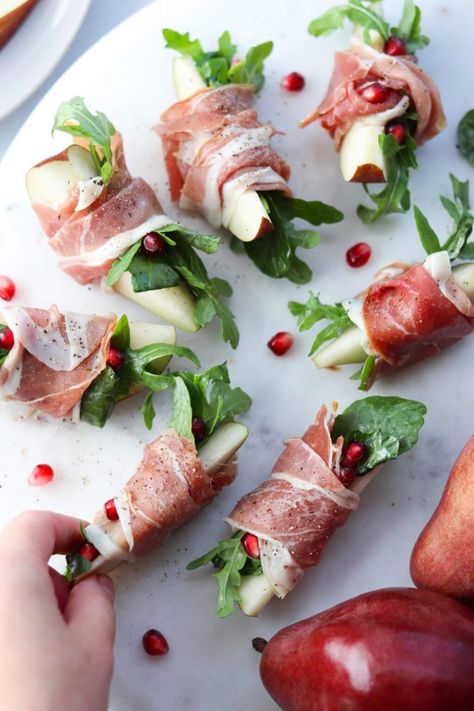 The perfect appetizer for your next holiday party or get-together, these healthy Whole30 Prosciutto Pears with Arugula Salad are deliciously sweet and savory - plus they're Paleo & Gluten Free! They come together in minutes, making them a great recipe for last minute guests! #cookathomemom #pomegranate Prosciutto Wrapped Pears, Make Ahead Cold Appetizers, Cold Party Appetizers, Appetizers Finger Foods, Prosciutto Appetizer, Dried Pears, Prosciutto Recipes, Whole 30 Snacks, Prosciutto Wrapped