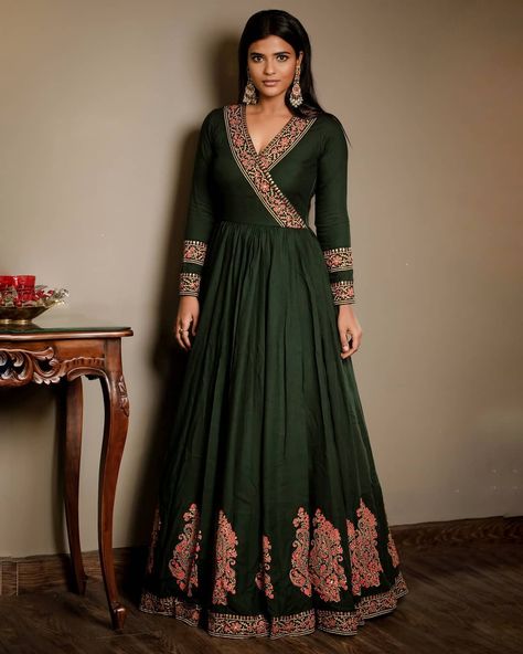 Anarkali Kurti Design From Old Saree, Traditional Gowns For Women, Sabyasachi Anarkali Gowns, Gown Patterns For Women, Long Gown Designs Indian, Long Traditional Gowns Indian, Angrakha Gown, Dresses Made From Sarees, Dress Made From Saree